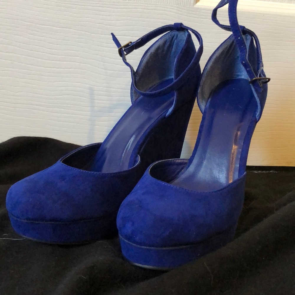 NWT gorgeous blue “suede” platform shoes sz 10